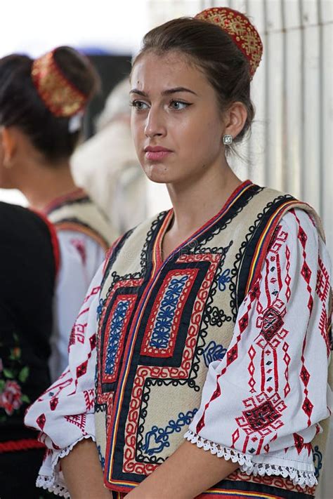 mujer rumana|MUJERES de RUMANIA en el verano de Bucarest